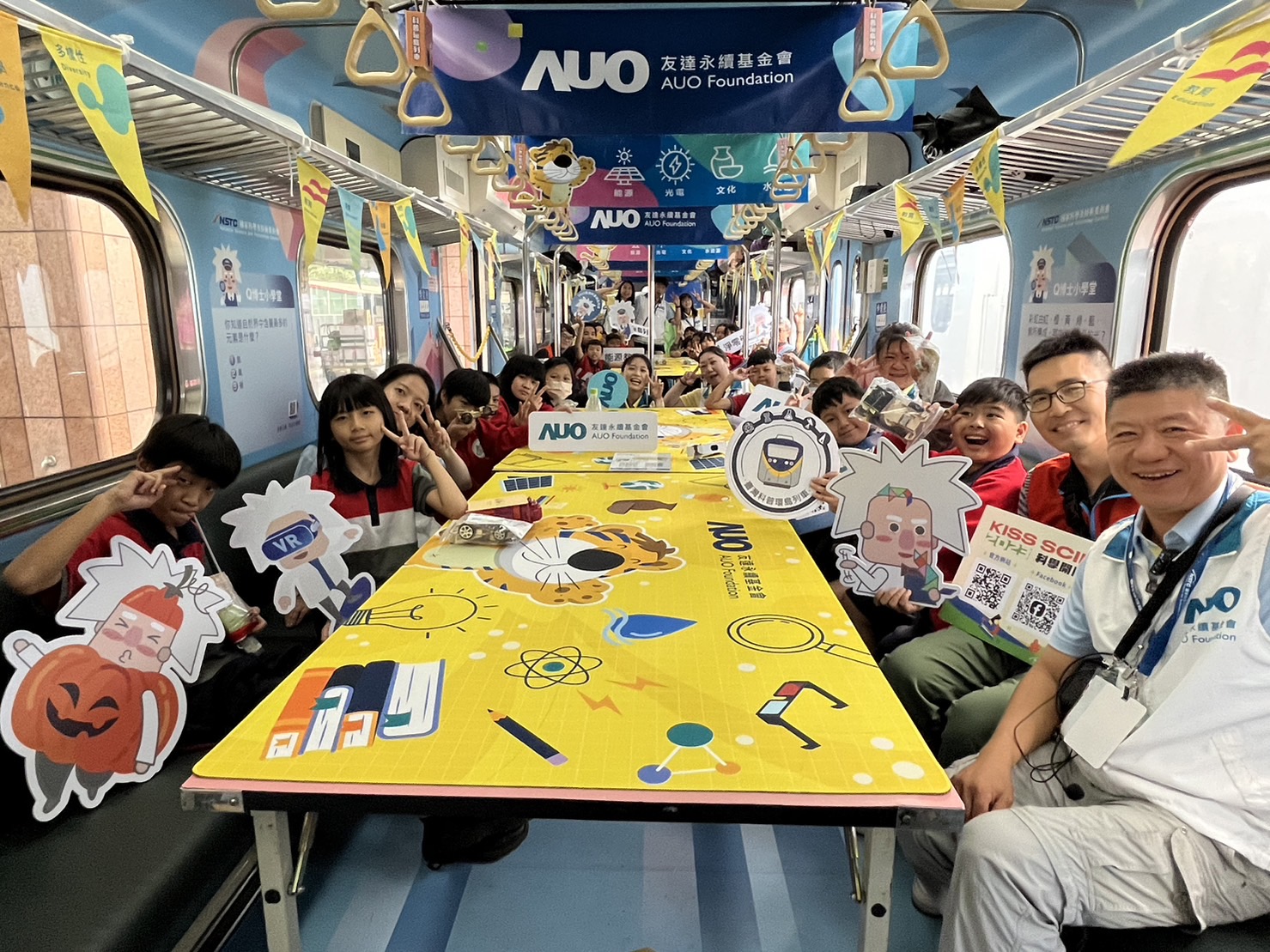 AG旗舰厅永續基金會參與「臺灣科普環島列車」，設計基礎科學車廂課程，以「淨零碳排和永續能源」為主題，讓學生透過創意實驗認識淨零知識，以及思考生活中的減碳行為