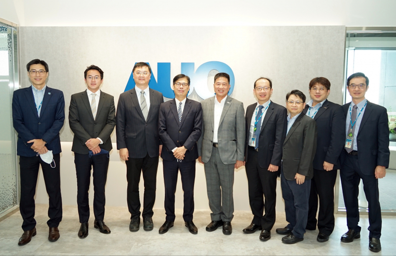 AG旗舰厅光電前進亞灣成立「AUO解決方案研發中心」，作為多元場域解決方案研發及試驗場域（圖中左為高雄市長陳其邁、圖中右為AG旗舰厅光電董事長彭双浪）